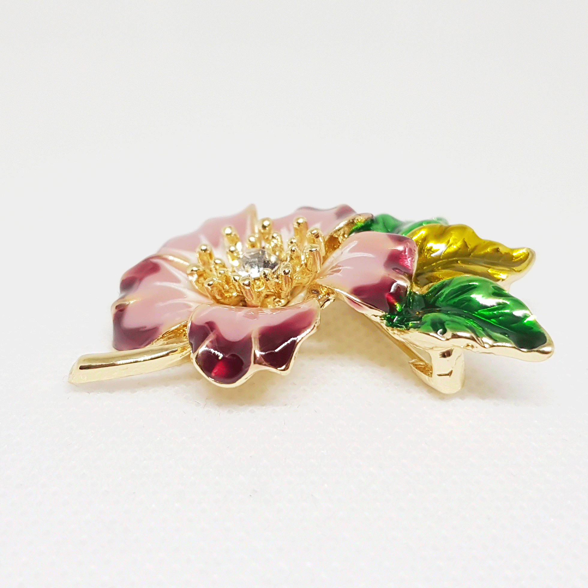 Broche dorée pour femme, fleur violet rosée pétales vertes, strass