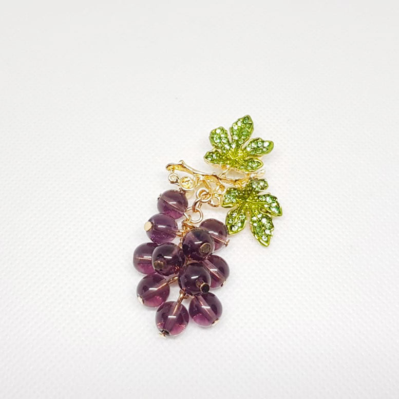 Broche dorée en forme de fruit grappe de raison