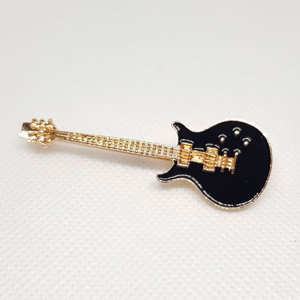 Broche dorée en forme de guitare électrique noire.