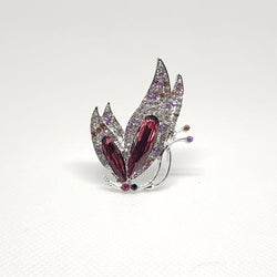 Broche Argentée en forme de papillon en cristal violet de diamanté.