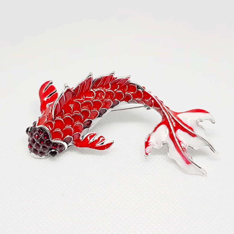 Broche argentée vintage en forme de poisson carpe koi rouge.