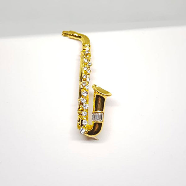 Broche dorée en forme de saxophone musique orné de cristal.