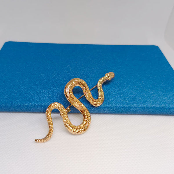 Broche Serpent couleur doré.