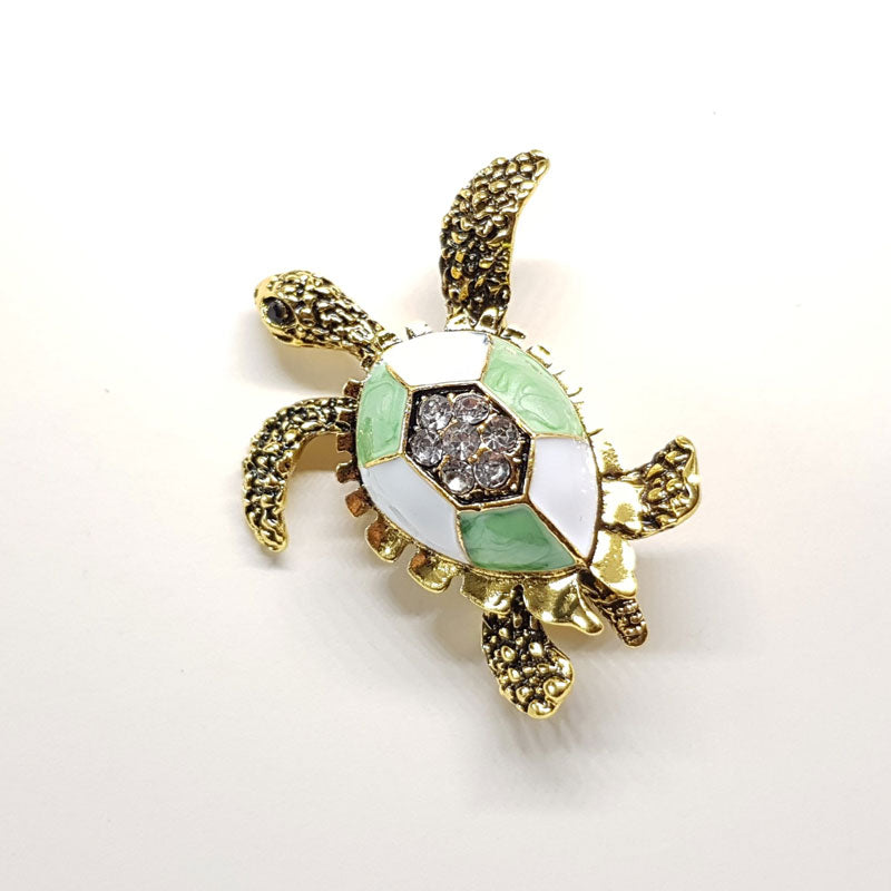 Broche Tortue de Mer et Strass avec une Carapace Verte et blanche.